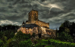 Burg mit Blitz