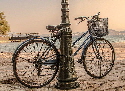 Altes Fahrrad mit Korb an Lampe