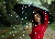 Frau mit Rotem Kleid verschwommen im Regen mit Regenschirm